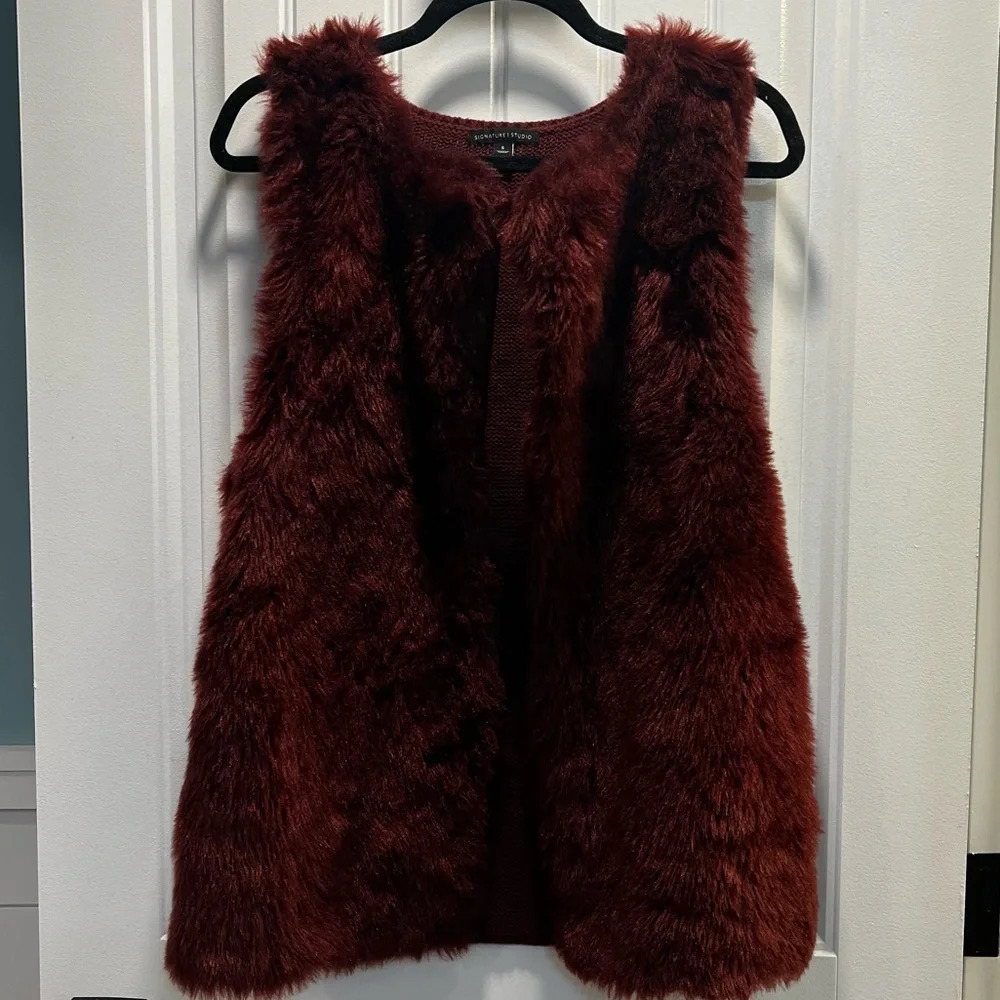 Signature Studio Wine Faux Fur Vest. Size Small.‎